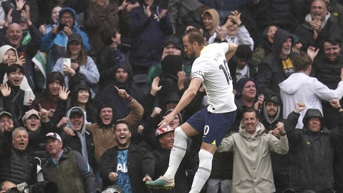 Tottenham Hotspurs Harry Kane celebrates scoring their sides first goal of the game during the Premier League match at the Tottenham Hotspur Stadium, London  Saturday May 6, 2023. (John Walton/PA via AP)