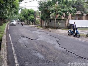 Jalan Raya Langsep Kota Malang Telan Banyak Korban Karena Berlubang Jalan Raya Langsep Kota Malang Telan Banyak Korban Karena Berlubang