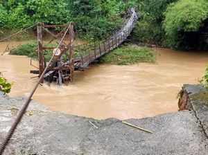 Jembatan Gantung Ambruk Diterjang Banjir di Pesisir Selatan