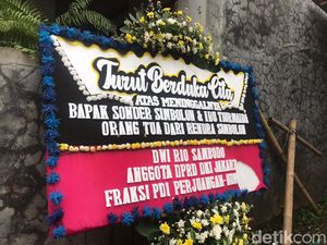 Karangan Bunga Politikus Berjejer di Rumah Pasutri Tewas Ditabrak Oknum TNI