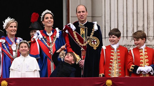 (L-R) Britain's Sophie, Duchess of Edinburgh, Britain's Princess Charlotte of Wales, Britain's Catherine, Princess of Wales, Britain's Prince Louis of Wales, Britain's Prince William, Prince of Wales, Oliver Cholmondeley, page of honour and Britain's Prince George of Wales on the Buckingham Palace balcony to view the Royal Air Force fly-past in central London on May 6, 2023, after the coronations of Britain's King Charles III and Britain's Queen Camilla. - The set-piece coronation is the first in Britain in 70 years, and only the second in history to be televised. Charles will be the 40th reigning monarch to be crowned at the central London church since King William I in 1066. (Photo by Oli SCARFF / AFP)