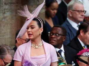 Ekspresi Katy Perry Kebingungan Cari Tempat Duduk di Penobatan Raja Charles