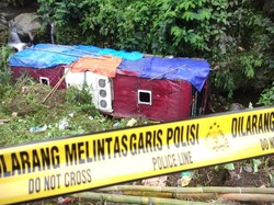 Ditinggal Sopir, Bus Terjun ke Jurang Tempat Wisata Guci Tegal