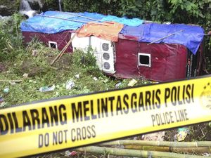 Detik-detik Bus Parisiwsata Masuk Jurang: Rem Bermasalah, Ditinggal Sopir