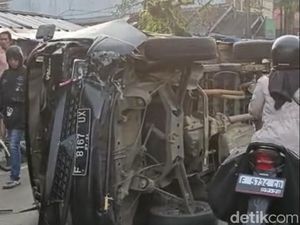 Adu Banteng Lawan Motor di Sukabumi, Mobil Pikap Terguling