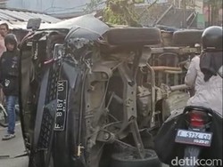 Adu Banteng Lawan Motor di Sukabumi, Mobil Pikap Terguling