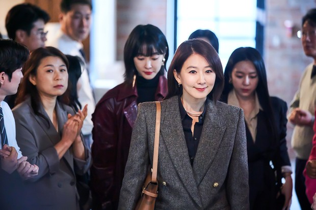 Kim Hee Ae sebagai Hwang Do Hee/Foto: vogue.mx Kim Hee Ae sebagai Hwang Do Hee