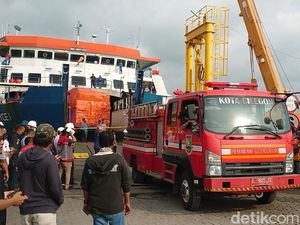 KMP Royce 1 yang Terbakar Kini Sandar di Merak, Kendaraan Siap Dievakuasi KMP Royce 1 yang Terbakar Kini Sandar di Merak, Kendaraan Siap Dievakuasi