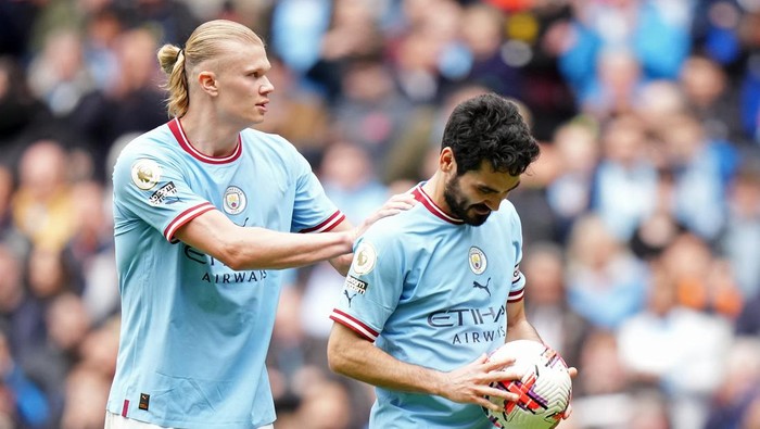 MANCHESTER, ENGLAND - MAY 06: Erling Haaland of Manchester City interacts with Ilkay Guendogan of Manchester City before he misses a penalty kick during the Premier League match between Manchester City and Leeds United at Etihad Stadium on May 06, 2023 in Manchester, England. (Photo by Tom Flathers/Manchester City FC via Getty Images)