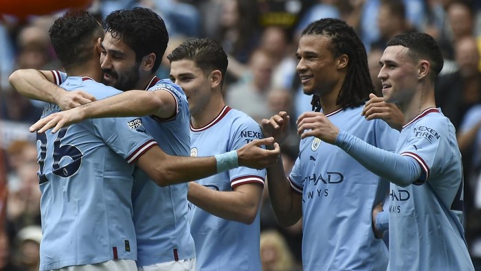 Manchester Citys Ilkay Gundogan, second from left, is congratulated by teammate Manchester Citys Riyad Mahrez after scoring his sides 2nd goal during the English Premier League soccer match between Manchester City and Leeds United at Etihad stadium in Manchester, England, Saturday, May 6, 2023. (AP Photo/Rui Vieira)