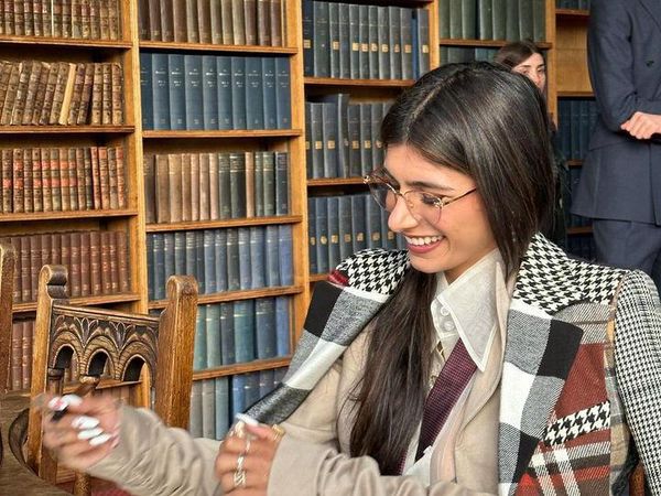 Gaya Mia Khalifa Pidato di Oxford yang Jadi Kontroversi, Pakai Seragam Impian