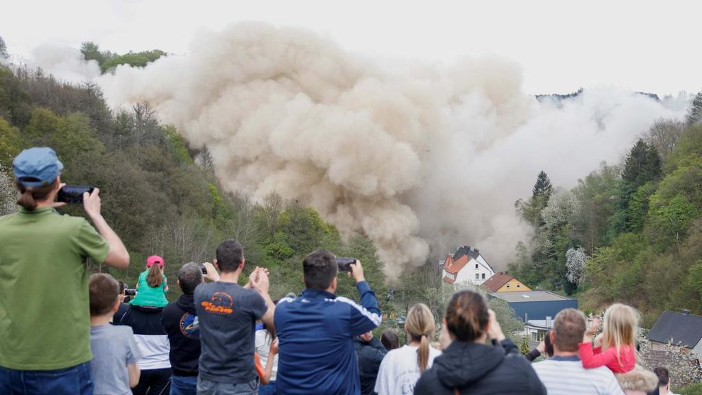 Momen Jembatan Rahmedetal di Jerman Dihancurkan Momen Jembatan Rahmedetal di Jerman Dihancurkan