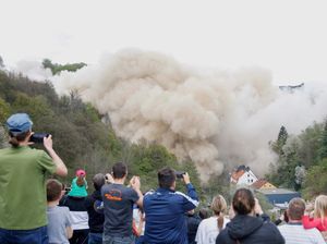 Momen Jembatan Rahmedetal di Jerman Dihancurkan