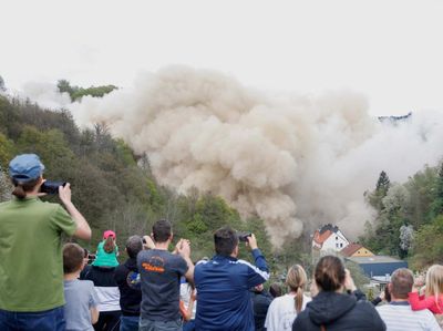 Momen Jembatan Rahmedetal di Jerman Dihancurkan