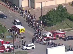 Momen Warga Dievakuasi Usai Penembakan Brutal di AS