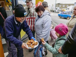 Mulia! Kakek 75 Tahun Ini Buka Kafe untuk Bagikan Makanan Gratis Mulia! Kakek 75 Tahun Ini Buka Kafe untuk Bagikan Makanan Gratis