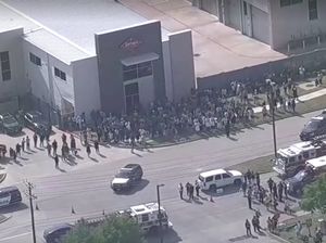 Detik-detik Mencekam Penembakan Massal di Mal Texas, 9 Orang Tewas Detik-detik Mencekam Penembakan Massal di Mal Texas, 9 Orang Tewas