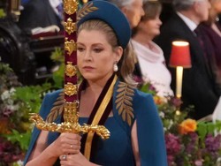 Wanita Ini Curi Perhatian Bawa Pedang Abad ke-17 di Penobatan Raja Charles