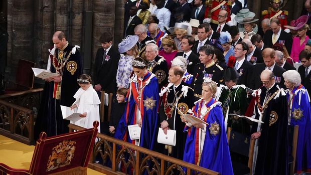 Penobatan Raja Charles III Dan Ratu Camilla LONDON, ENGLAND - MAY 06: (left to right 3rd and 4th row) The Duke of York, Princess Beatrice, Peter Phillips, Edoardo Mapelli Mozzi, Zara Tindall, Princess Eugenie, Jack Brooksbank, Mike Tindall and the Duke of Sussex, (left to right 2nd row) the Earl of Wessex, Lady Louise Windsor, the Duke of Gloucester, the Duchess of Gloucester, the Princess Royal Vice Admiral Sir Tim Laurence, Prince Michael of Kent, Princess Michael of Kent, (1st row) the Prince of Wales, Princess Charlotte, Prince Louis, the Princess of Wales and the Duke of Edinburgh and the Duchess of Edinburgh at the coronation ceremony of King Charles III and Queen Camilla in Westminster Abbey on May 6, 2023 in London, England. The Coronation of Charles III and his wife, Camilla, as King and Queen of the United Kingdom of Great Britain and Northern Ireland, and the other Commonwealth realms takes place at Westminster Abbey today. Charles acceded to the throne on 8 September 2022, upon the death of his mother, Elizabeth II. (Photo by Yui Mok - WPA Pool/Getty Images)