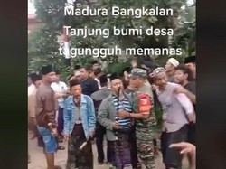 Momen Mencekam Warga Bangkalan Labrak Kantor Camat dengan Celurit di Tangan