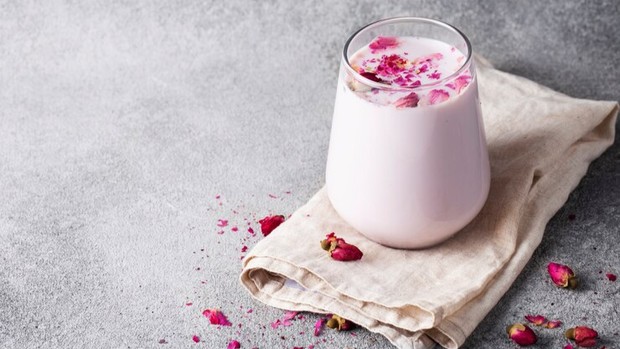 Pink Moon Milk/Foto: Freepik.com/anastasia1012 Resep pink moon milk untuk atasi masalah tidur