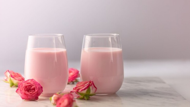 Pink Moon Milk/Foto: Freepik.com/zakiroff2000 Resep pink moon milk untuk atasi masalah tidur