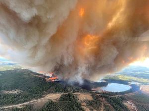 Potret Kebakaran Hutan di Kanada yang Bikin 24.000 Warga Mengungsi