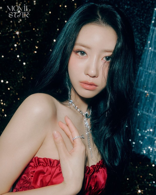 Potret Lee Mi Joo dalam foto konsep single debut 'Movie Star'/ Foto: instagram.com/singlesmagazine Potret Lee Mi Joo dalam foto konsep single debut 'Movie Star'