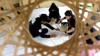 Momen Anak-anak Ikuti Pelatihan Kerajinan Berbahan Bambu