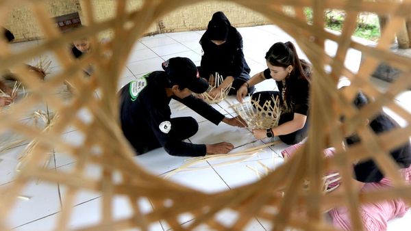Momen Anak-anak Ikuti Pelatihan Kerajinan Berbahan Bambu Momen Anak-anak Ikuti Pelatihan Kerajinan Berbahan Bambu