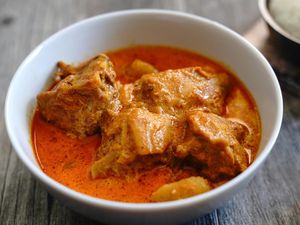 Resep Kari Ayam Merah Berbumbu Rempah yang Pedas Nendang Resep Kari Ayam Merah Berbumbu Rempah yang Pedas Nendang