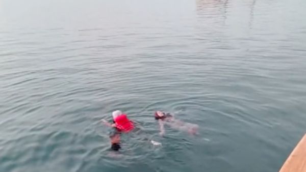 Aksi Ria Ricis Nyebur ke Laut Pakai Gamis