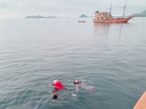 Aksi Ria Ricis Nyebur ke Laut Pakai Gamis