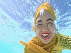 Ria Ricis Ngomong di Dalam Air, Netizen Salah Fokus Laut Jernih Labuan Bajo