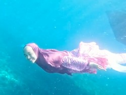 Saat Ria Ricis Jadi Mermaid di Labuan Bajo