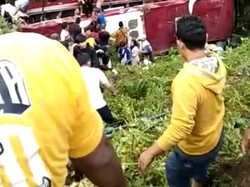 Ngeri! Bus Melaju Tanpa Sopir Terjun ke Jurang di Guci Tegal, 1 Tewas