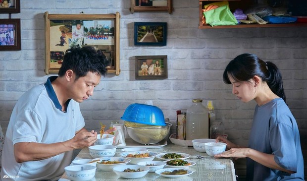 Son Seok Gu dan Kim Ji Won di My Liberation Notes/ Foto: hancinema.net Son Seok Gu dan Kim Ji Won di My Liberation Notes/ Foto: hancinema.net