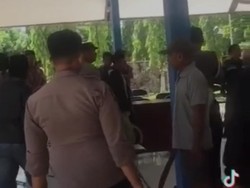 Warga Bercelurit Labrak Kantor Camat di Bangkalan gegara Salah Paham Pilkades