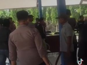 Warga Bercelurit Labrak Kantor Camat di Bangkalan gegara Salah Paham Pilkades Warga Bercelurit Labrak Kantor Camat di Bangkalan gegara Salah Paham Pilkades
