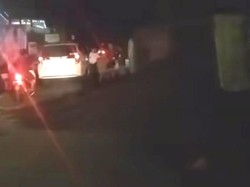 Mobil Truk Muatan Pasir di Makassar Terbalik gegara As Roda Rusak