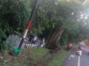 Lepas Kendali, Truk Terperosok ke Parit lalu Terbalik Lepas Kendali, Truk Terperosok ke Parit lalu Terbalik