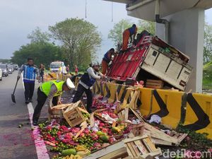 Truk Muat Buah Terbalik di Tol Gempol-Surabaya, Sopir dan Kenek Luka