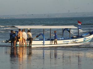 Sensasi Naik Jukung dari Canggu ke Uluwatu, Solusi Sunset-an Antimacet