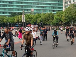 Bahagianya Warga Ramai-ramai Olahraga di Bundaran HI Usai CFD Digelar Lagi