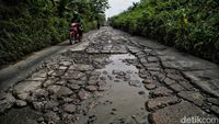 10 Km Jalan Kali CBL Bekasi Rusak Parah dan Bahayakan Pengendara