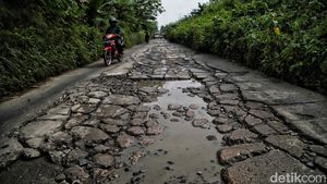 10 Km Jalan Kali CBL Bekasi Rusak Parah dan Bahayakan Pengendara