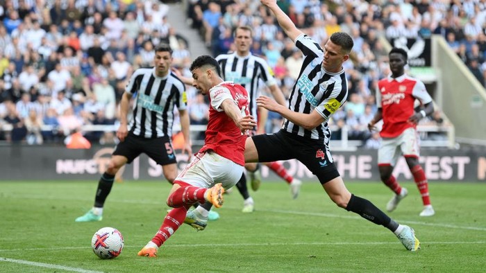 NEWCASTLE UPON TYNE, ENGLAND - MAY 07: Gabriel Martinelli of Arsenal has a shot which is deflected by Fabian Schaer of Newcastle United leading to an own goal, the second goal for Arsenal, during the Premier League match between Newcastle United and Arsenal FC at St. James Park on May 07, 2023 in Newcastle upon Tyne, England. (Photo by Michael Regan/Getty Images)