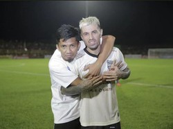 Stefano Lilipaly Foto Bareng Asisten Pelatih PSM, Dirumorkan Gabung Juku Eja