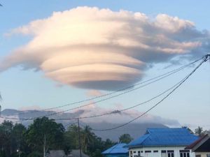 Awan Bertopi Muncul di Langit Natuna, Ini Penampakannya Awan Bertopi Muncul di Langit Natuna, Ini Penampakannya