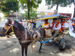 Ragam Cara Unik Calon Legislator PKS di Jabar Mendaftar ke KPU